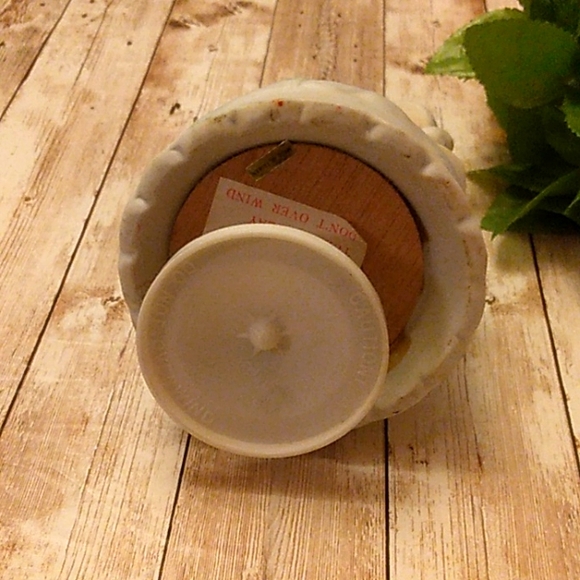 "Here comes Santa Clause" musical turntable porcelain/ceramic music item (J1) - Picture 5 of 7